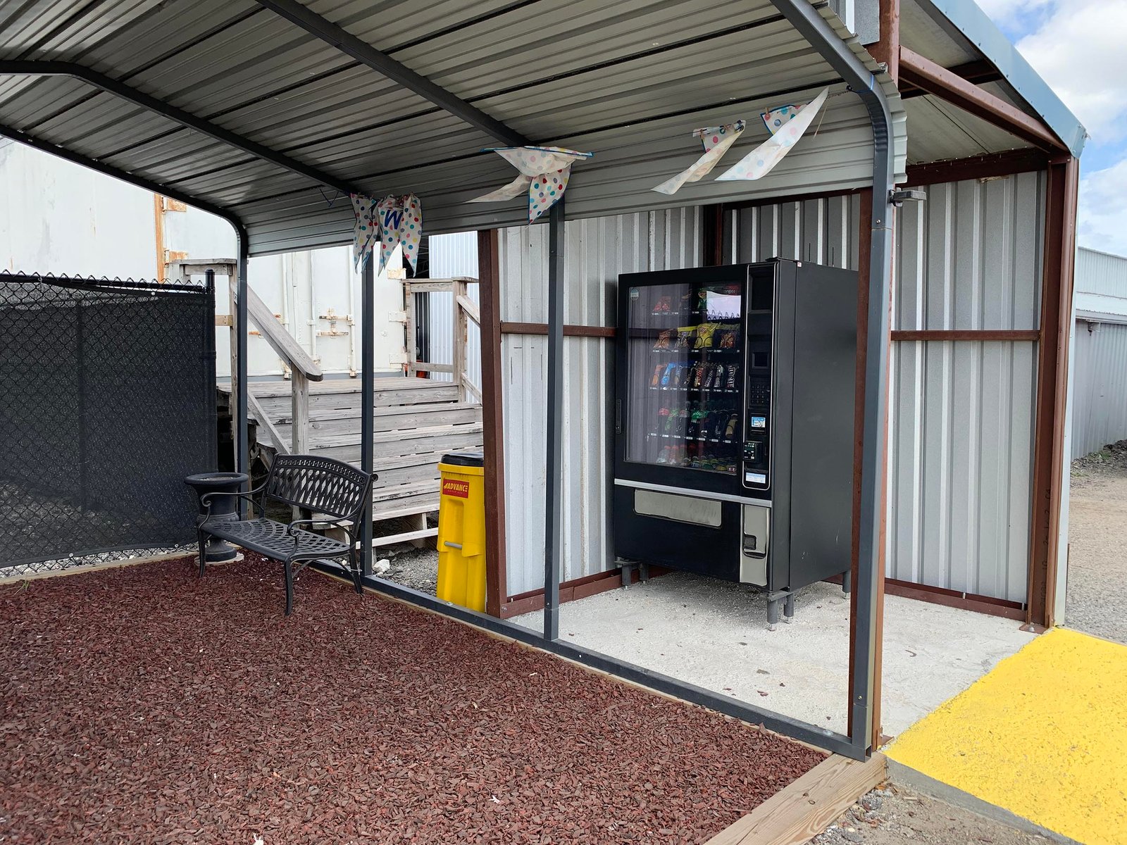 Vending machine in kiosk